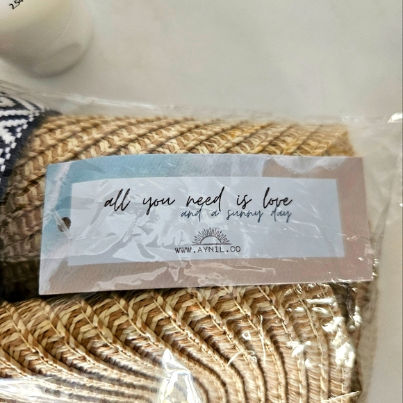 Foldable Visor & 50+ SPF Hydrating Silk Sunscreen - Picture 4 of 4